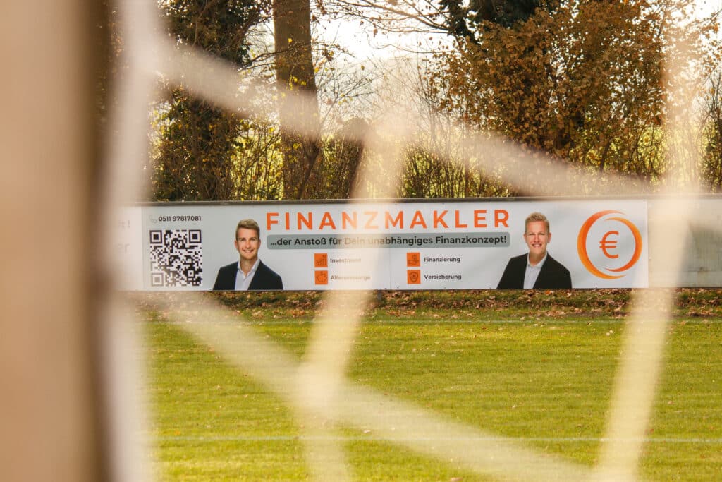 Sponsoring-Bandenwerbung auf einem Fußballfeld mit FinanzMakler Werbung