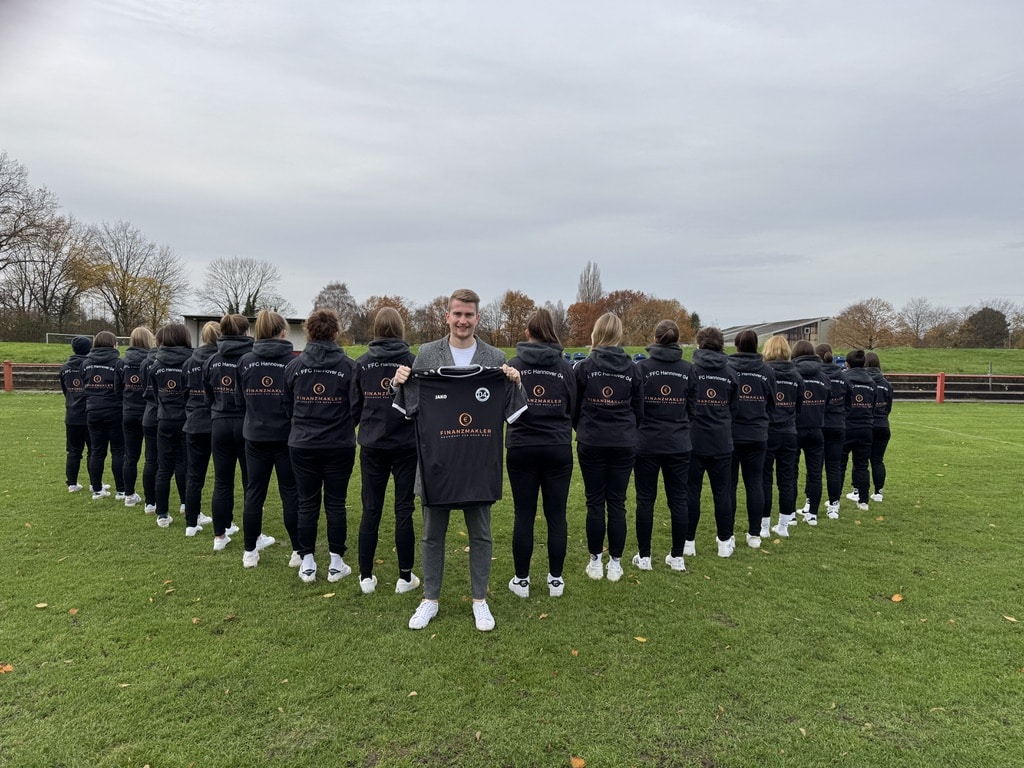 Ansprechpartner mit VereinsMakler Trikot vor gesponsertem Sportteam