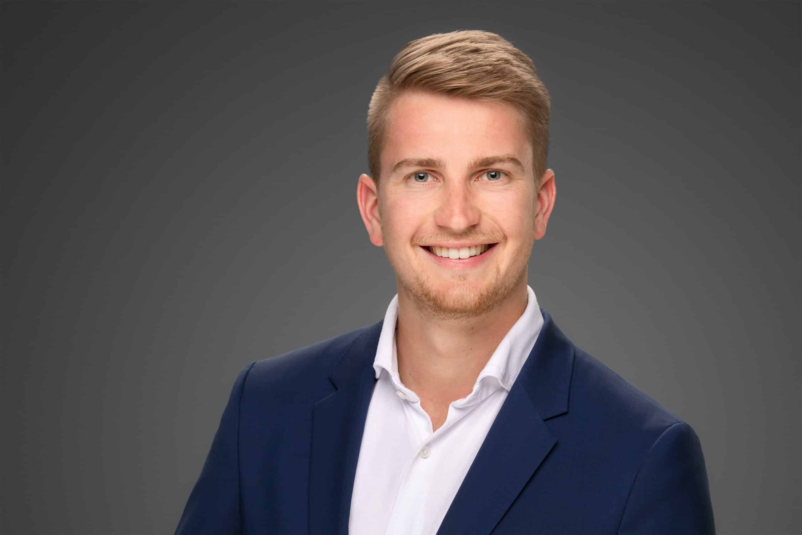 Benjamin Mehring im Portrait vor neutralem Hintergrund